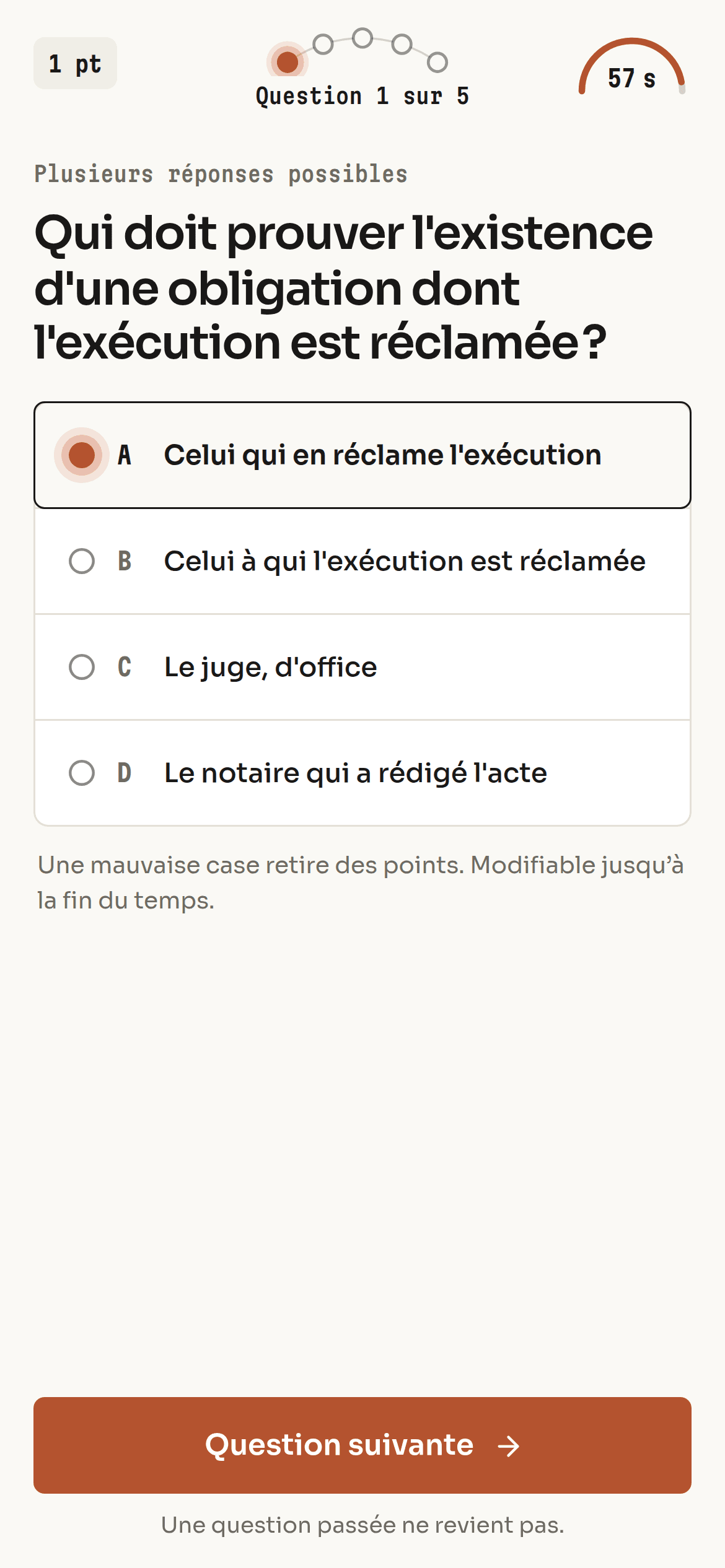 Une étudiante répond à une question sur son téléphone